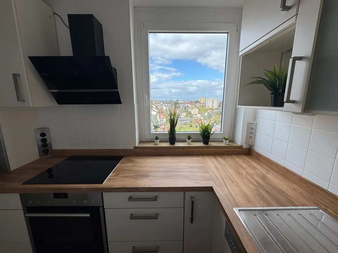 Moderne Einbauküche mit Aussicht