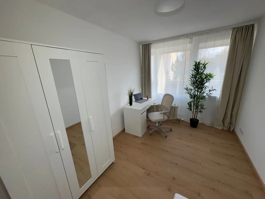 Zimmer 3 mit Schrank und Schreibtisch