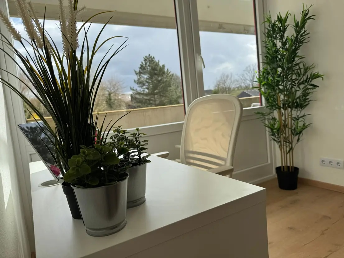 Zimmer 3 Schreibtisch mit Panoramafenster